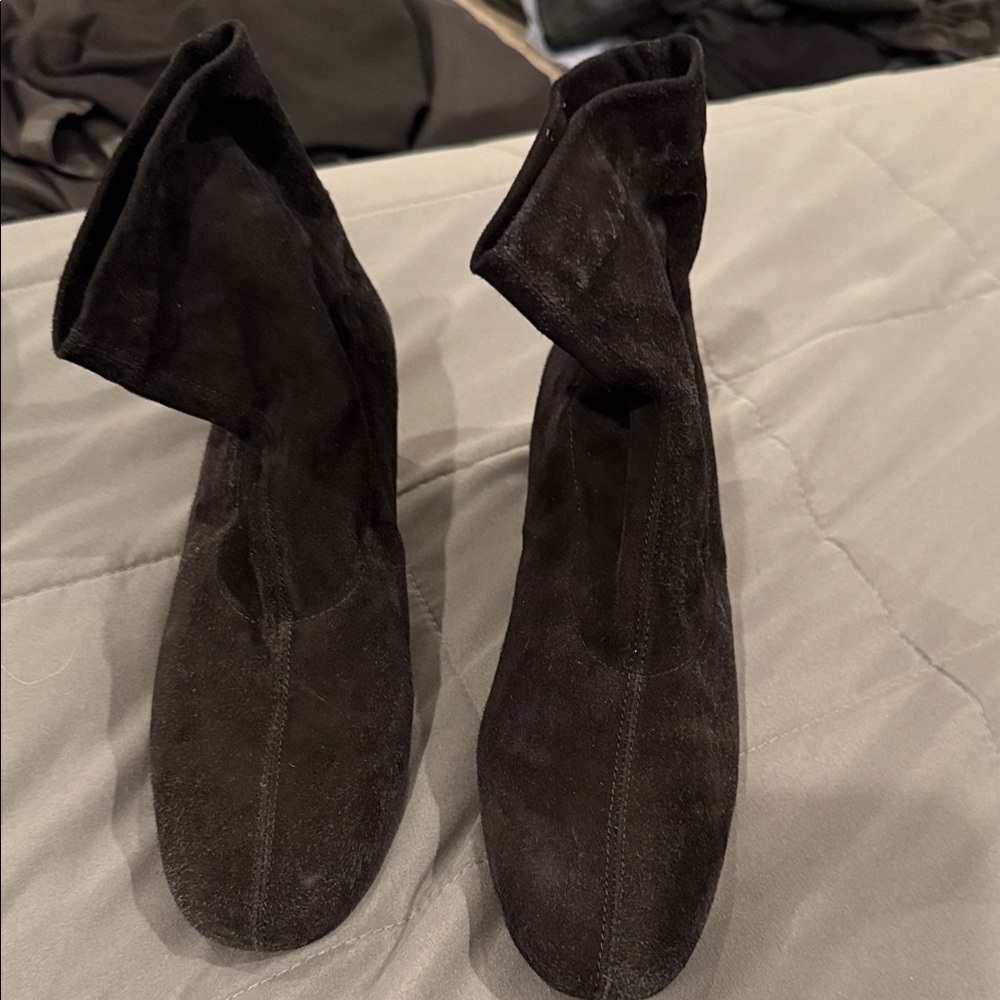 Gorgeous never worn Robert Clergerie suede pull on ankle boot.